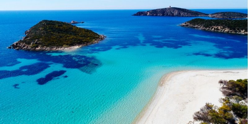 Praia na Sardenha com mar azul turquesa e areia branca